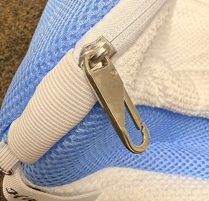 Nahaufnahme des Reißverschlusses und Hakens zum Befestigen.