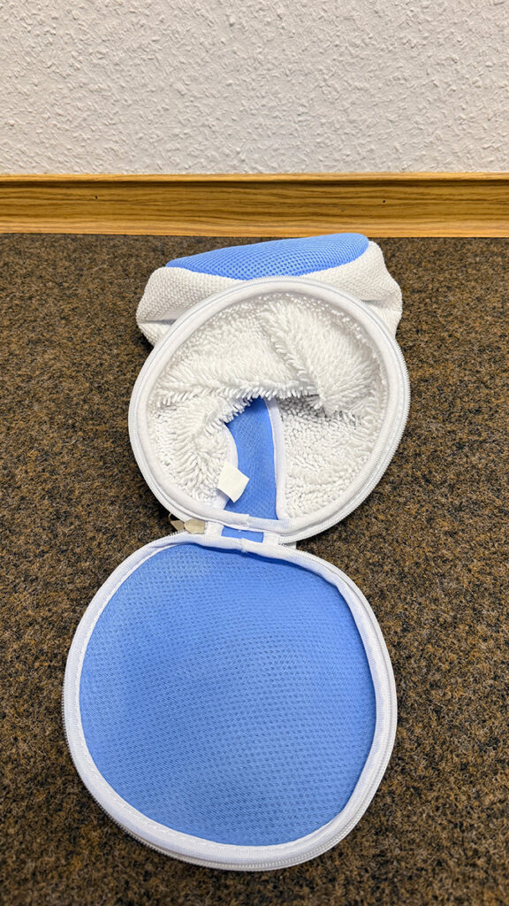 Innenseite des Wäschebeutels für Schuhe zum Waschen in der Waschmaschine.
