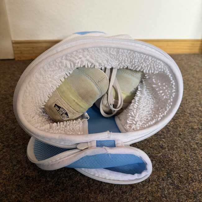 Ein Paar Damenschuhe der Größe 38.5 im Schuhwaschbeutel von Hausli.