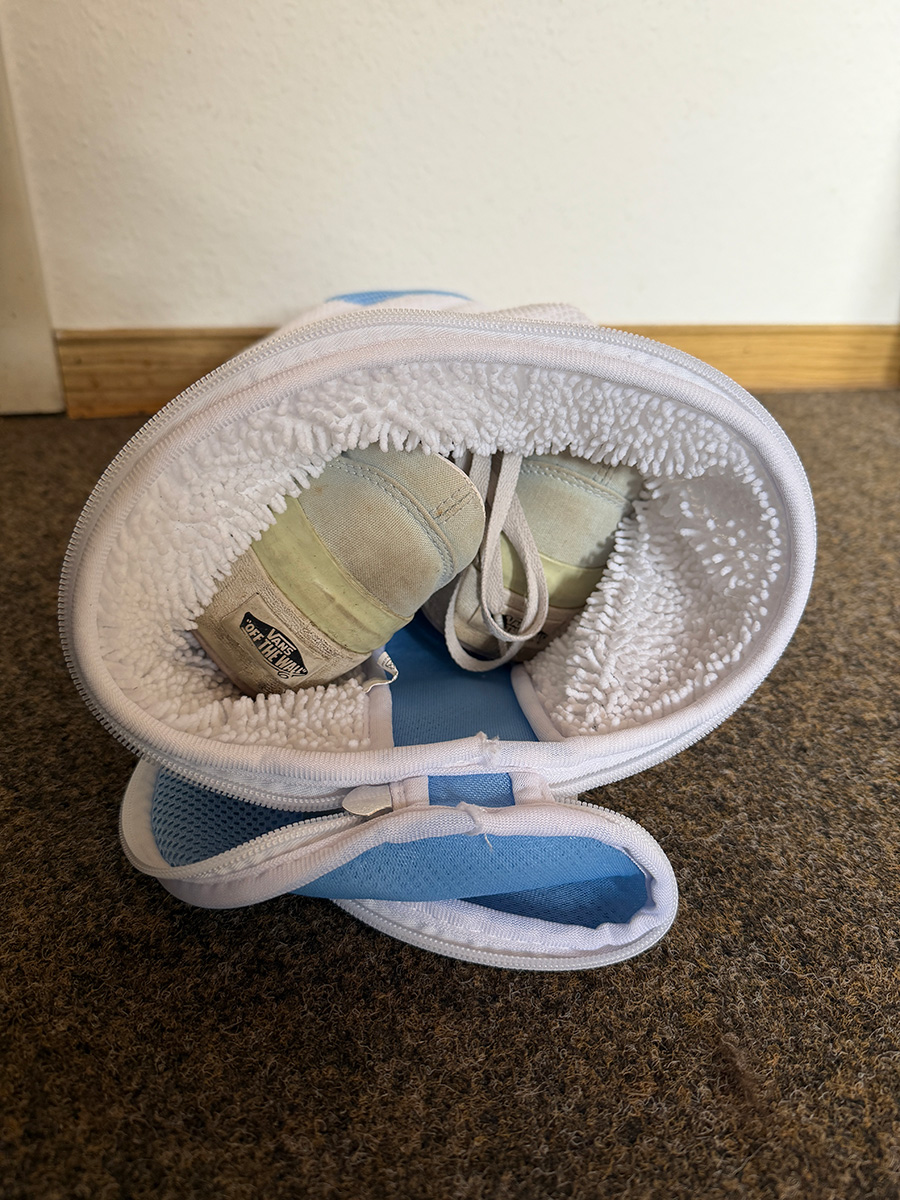 Ein Paar Damenschuhe der Größe 38.5 im Schuhwaschbeutel von Hausli.